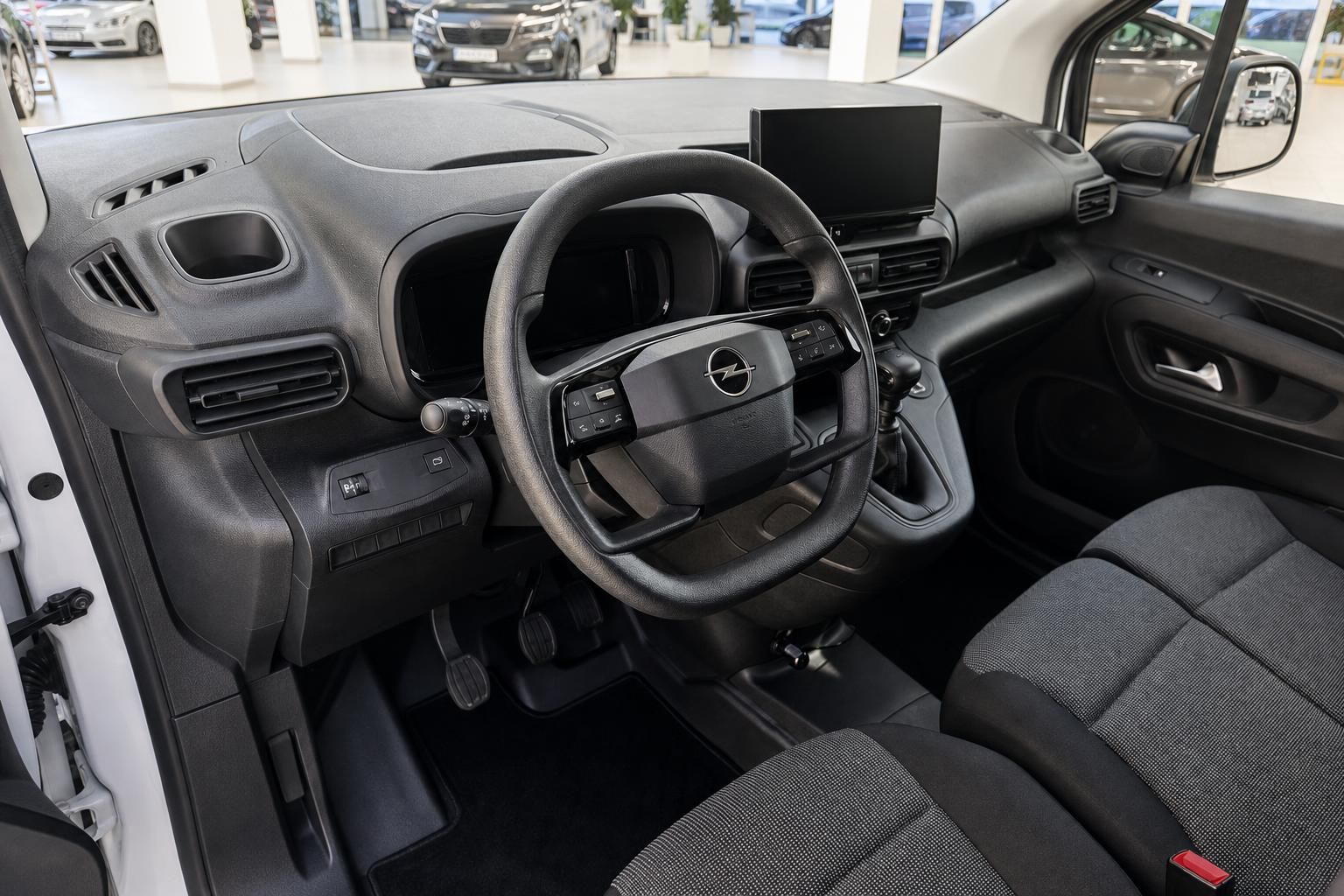 Opel Innenraum mit Lenkrad, Armaturenbrett und Touchscreen – modernes Cockpit mit Schaltgetriebe