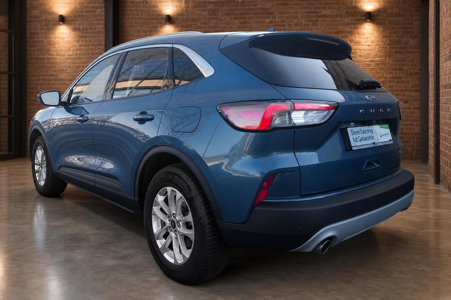Ford Kuga blau metallic Heckansicht in Showroom, SUV mit Gebrauchtwagengarantie