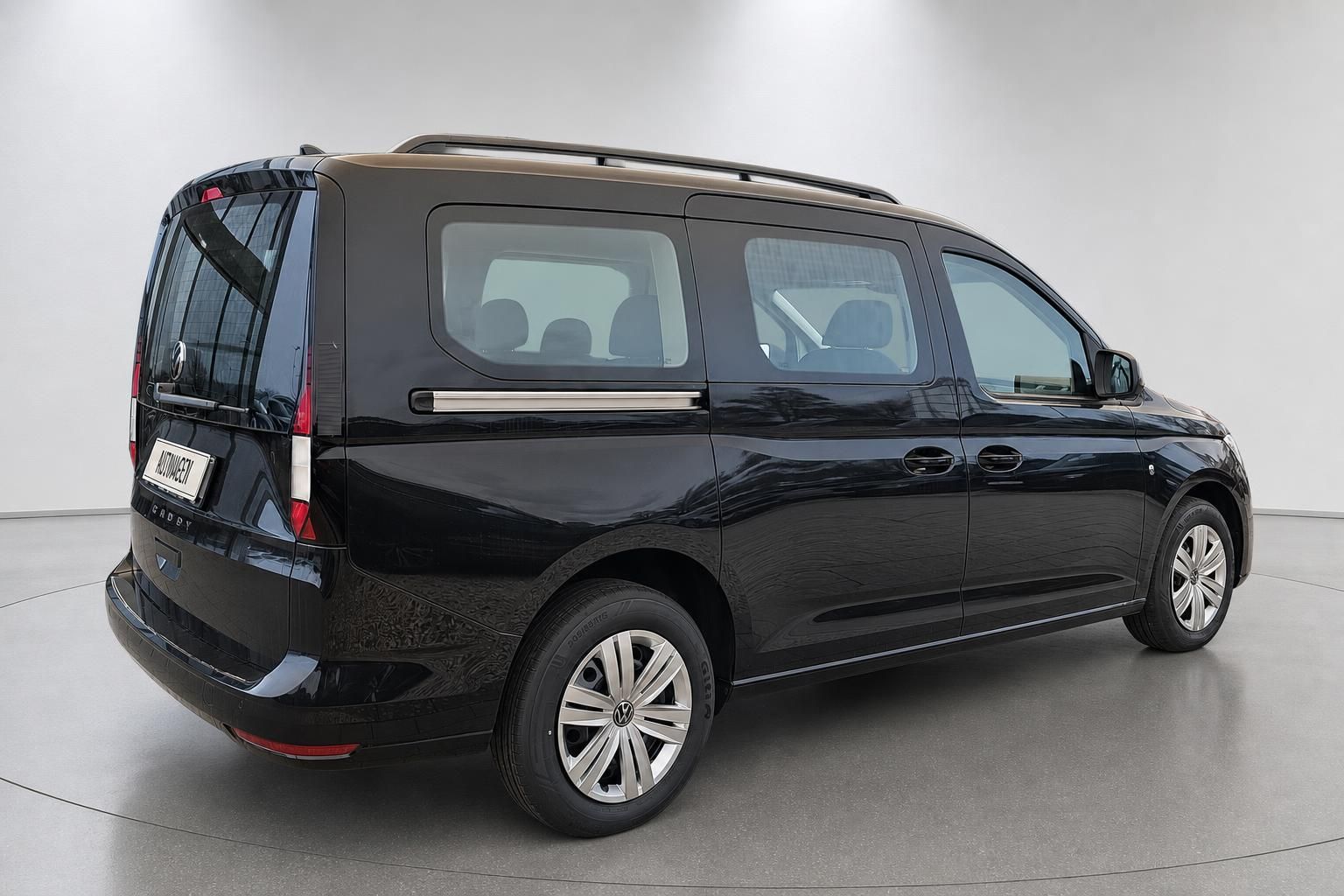 VW Caddy schwarz Heckansicht seitlich im Studio