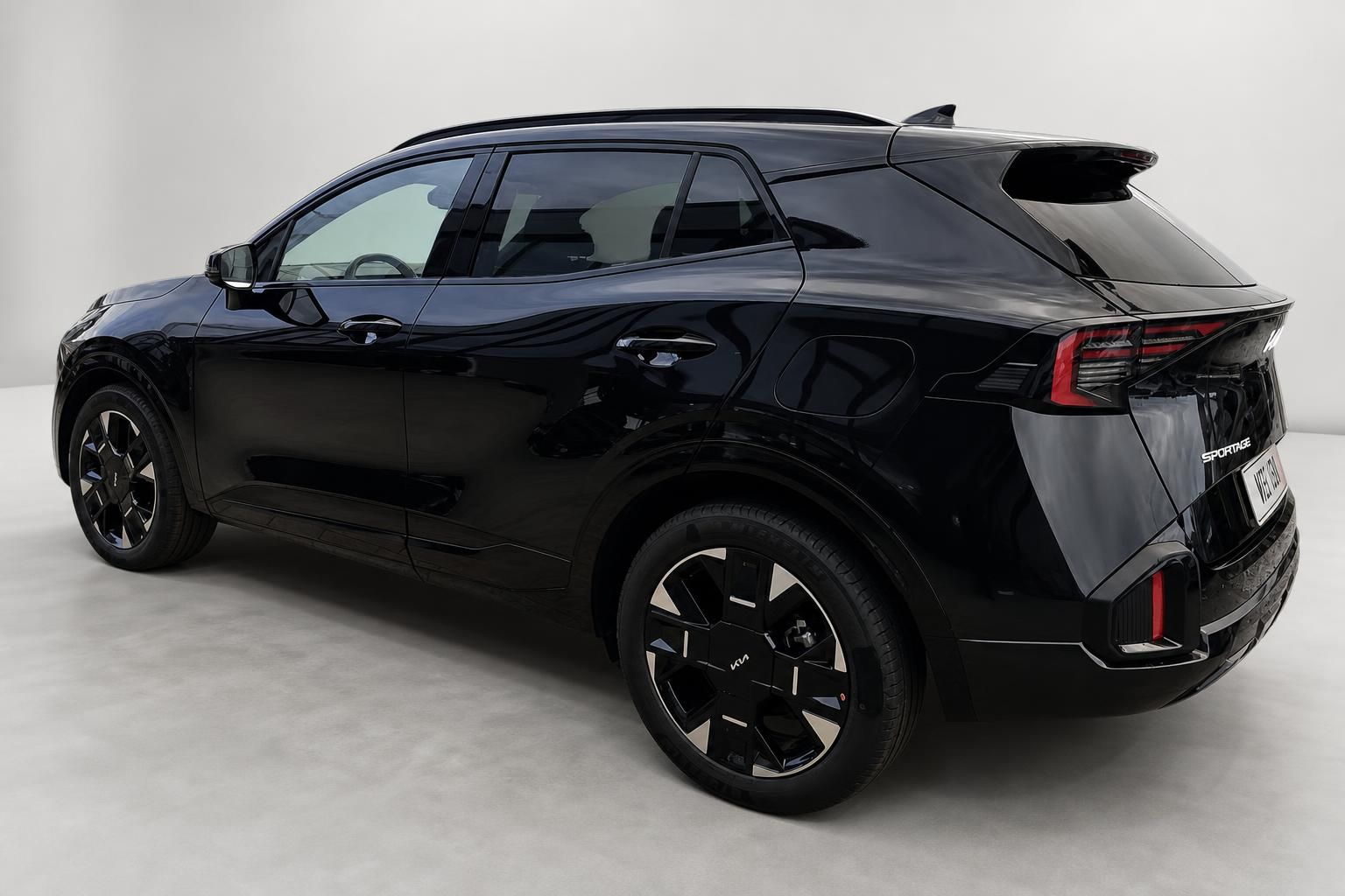 Kia Sportage schwarz, Heckansicht in Studioaufnahme