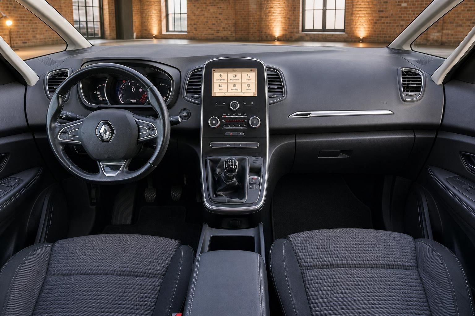 Renault Innenraum mit Cockpit, Lenkrad und Touchscreen-Navigationssystem