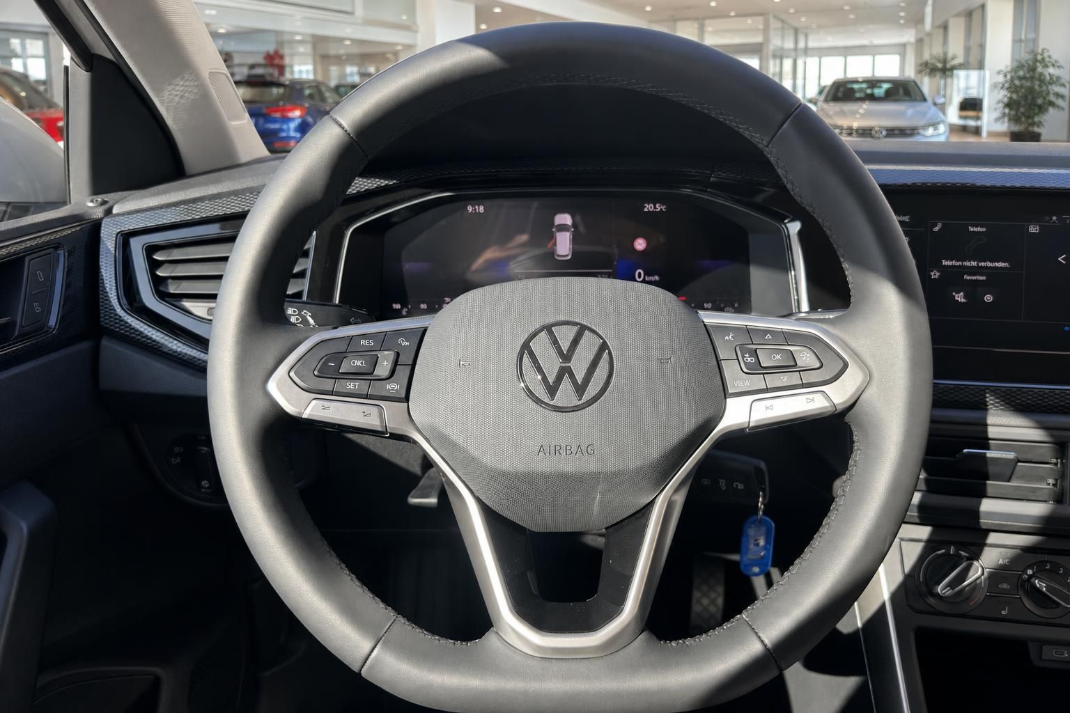 VW Volkswagen Innenraum Lenkrad mit Multifunktionstasten und digitalem Cockpit Nahaufnahme