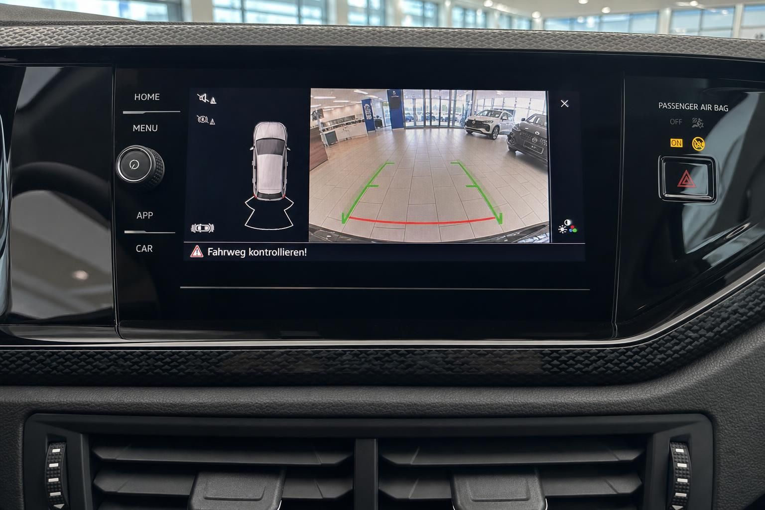 VW Infotainment-Display mit Rückfahrkamera und Einparkhilfe-Anzeige im Innenraum