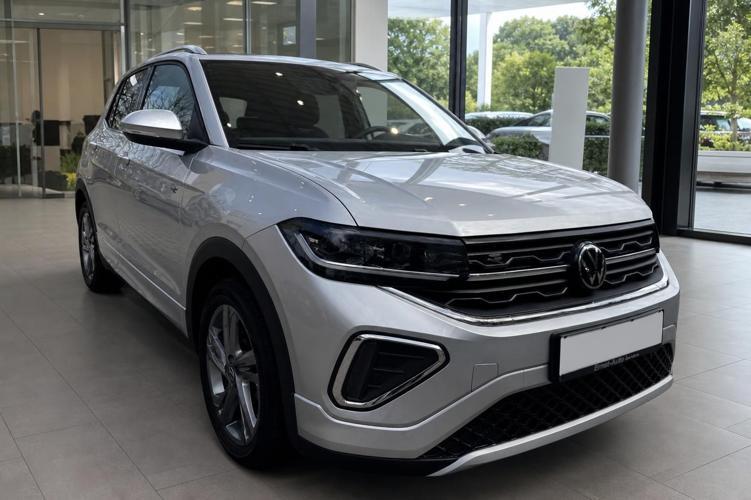 VW T-Cross SUV silber Frontansicht im Autohaus – gepflegter Neuwagen mit LED-Scheinwerfern