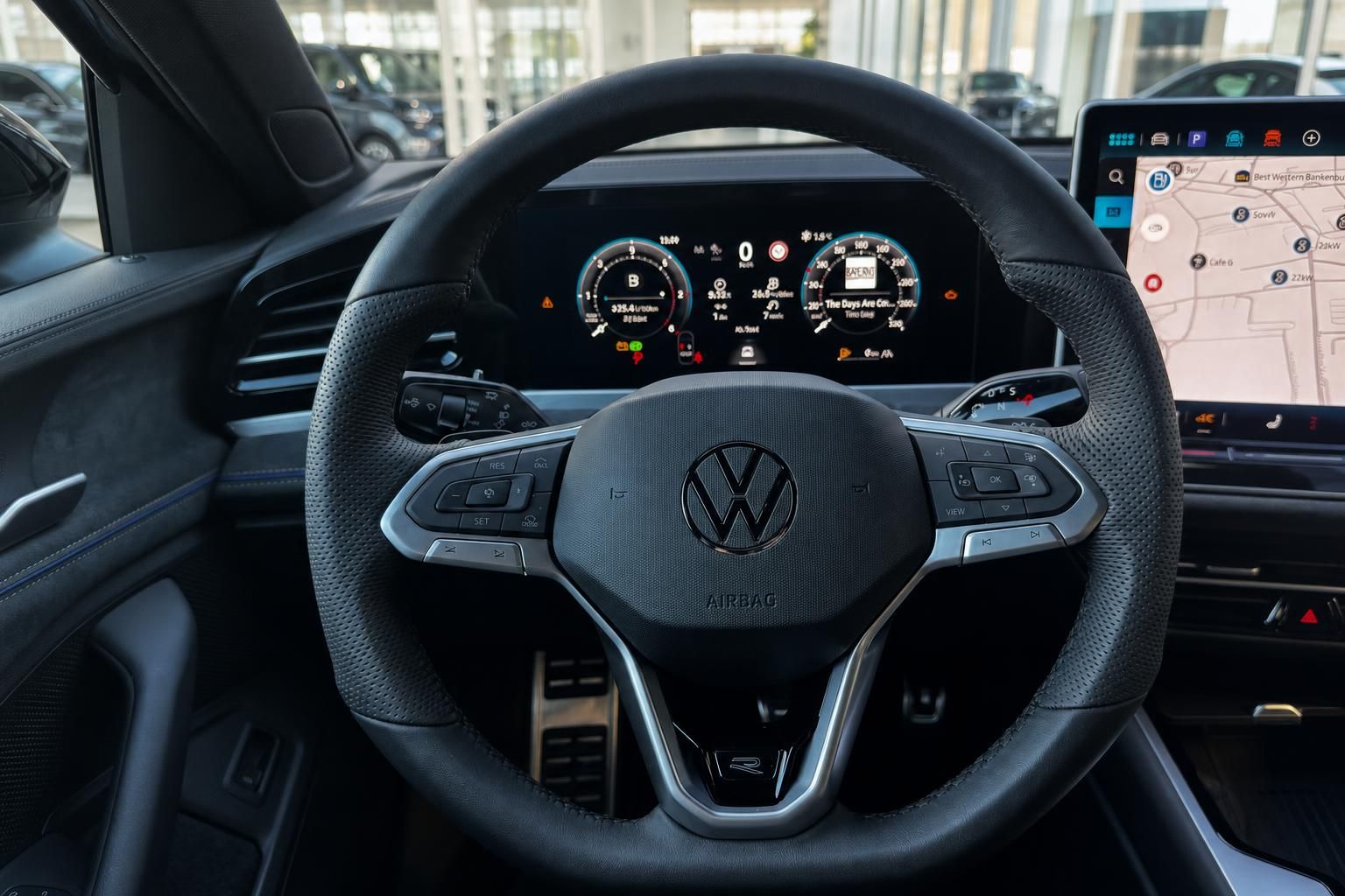 VW Golf R Innenraum – Lenkrad mit VW-Logo, digitales Cockpit und Navigationssystem im Detail