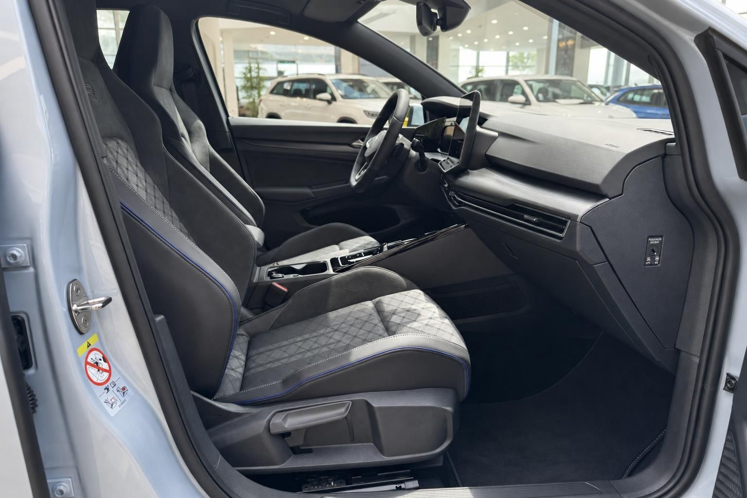 VW Innenraum Vordersitze schwarz Alcantara blaue Ziernähte Cockpit Sportsitze