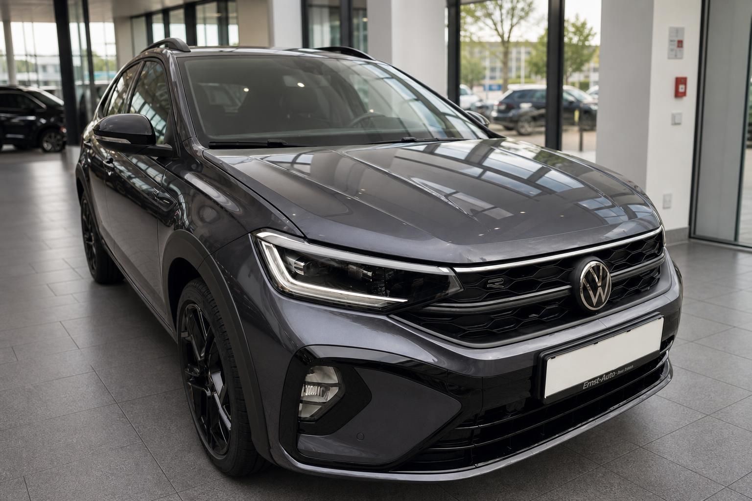 VW Taigo R-Line grau metallic Frontansicht im Autohaus – sportlicher Kompakt-SUV