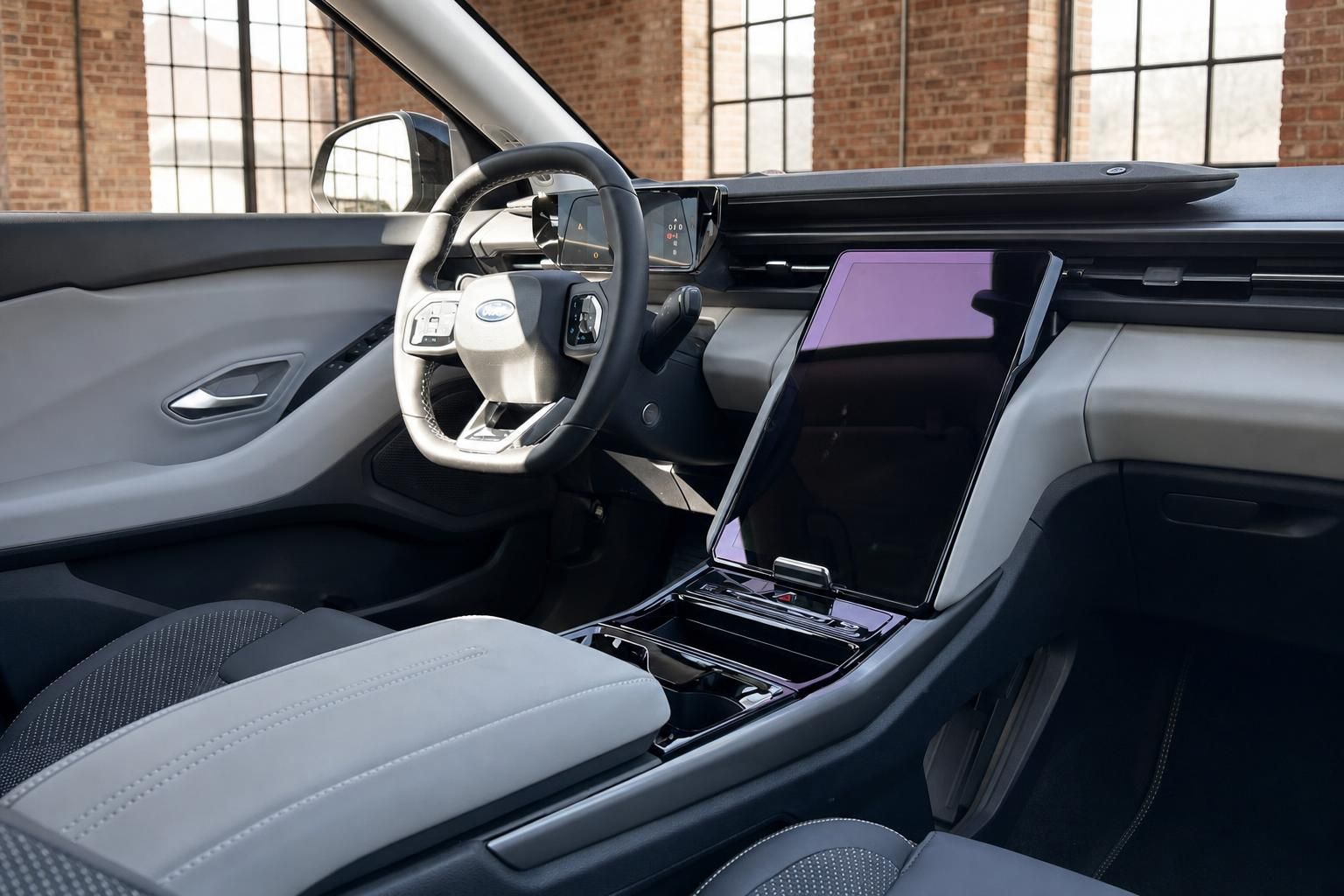 Ford Innenraum mit Lederlenkrad und grossem Touchscreen Infotainment