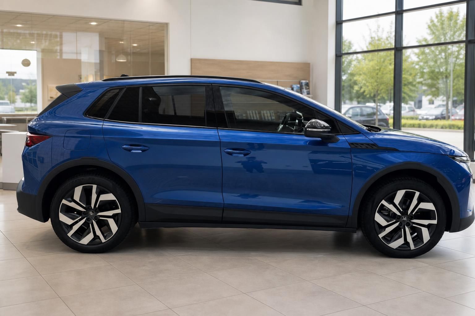 Blauer SUV Seitenansicht im Autohaus – modernes Crossover-Fahrzeug mit Leichtmetallfelgen