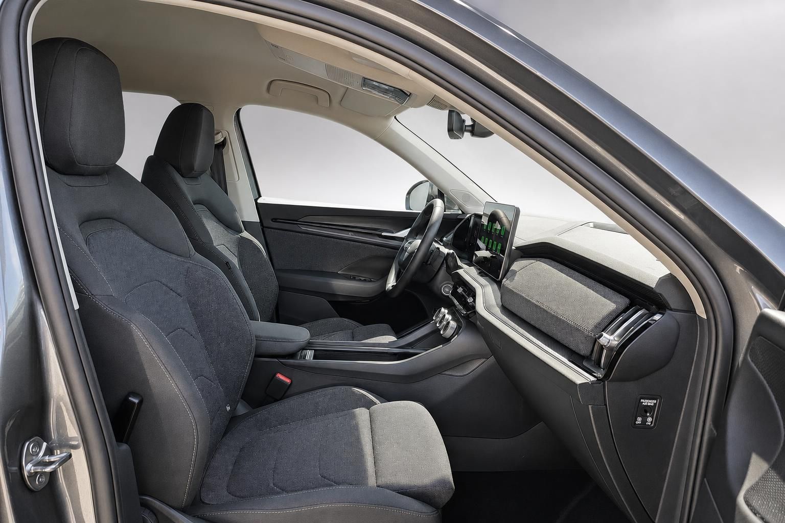 Innenraum eines modernen SUV mit schwarzen Sportsitzen und Cockpit