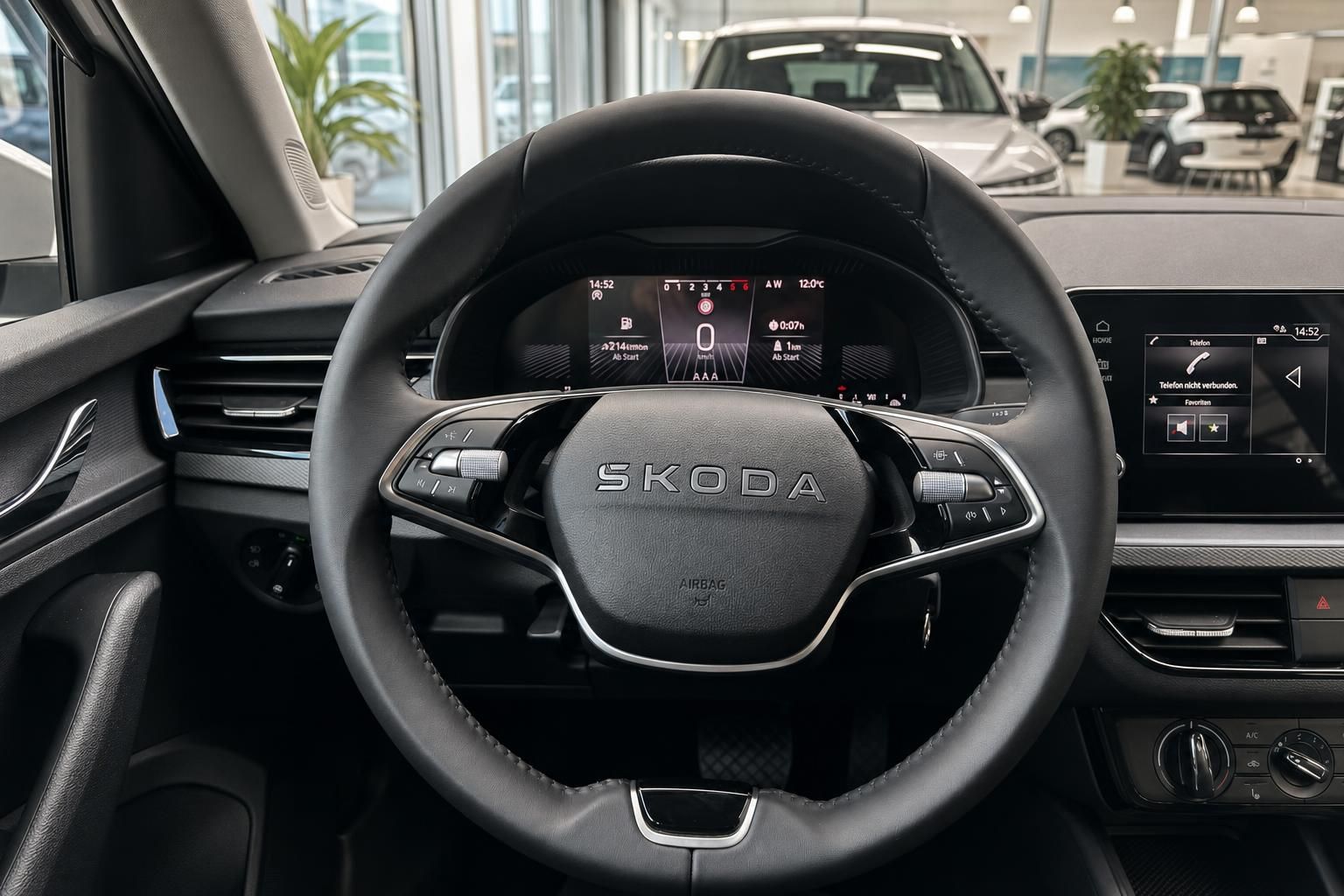 Skoda Innenraum Lenkrad mit digitalem Cockpit und Infotainment-Display im Autohaus