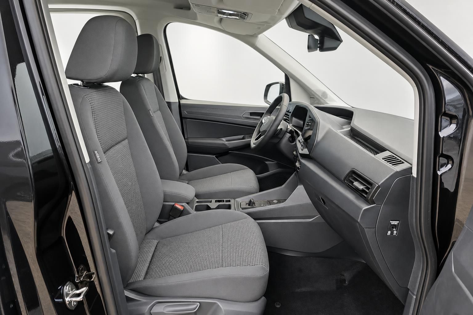 Innenraum VW Bus mit grauen Stoffsitzen und Cockpit im Detail