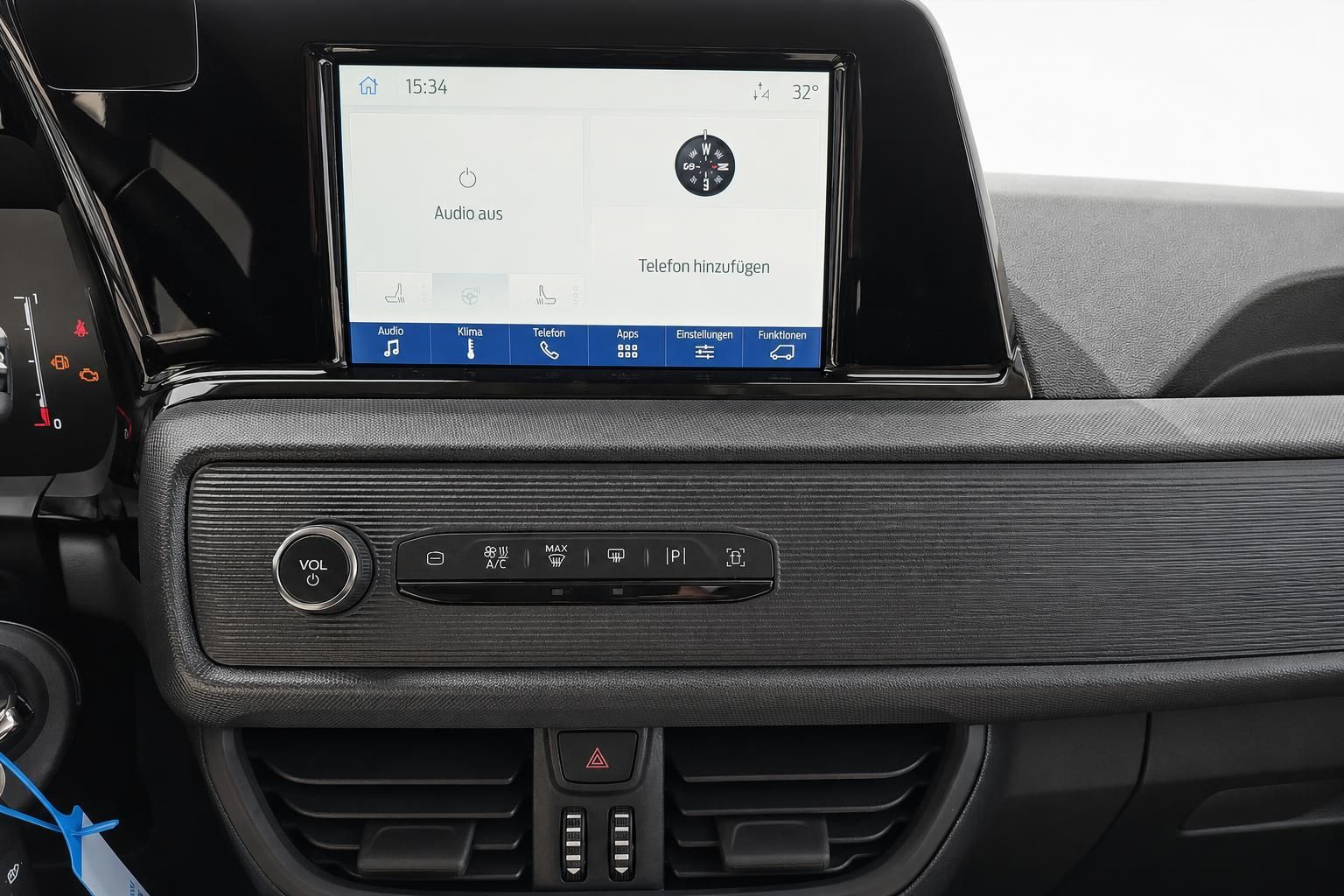 Innenraum mit Touchscreen-Infotainmentsystem und Klimabedienung