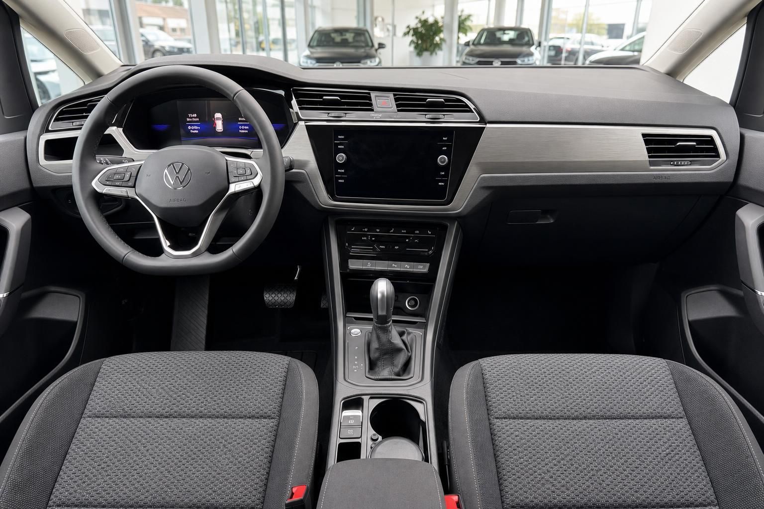 VW Touran Innenraum Cockpit mit Lenkrad, Touchscreen-Navi und Automatikgetriebe