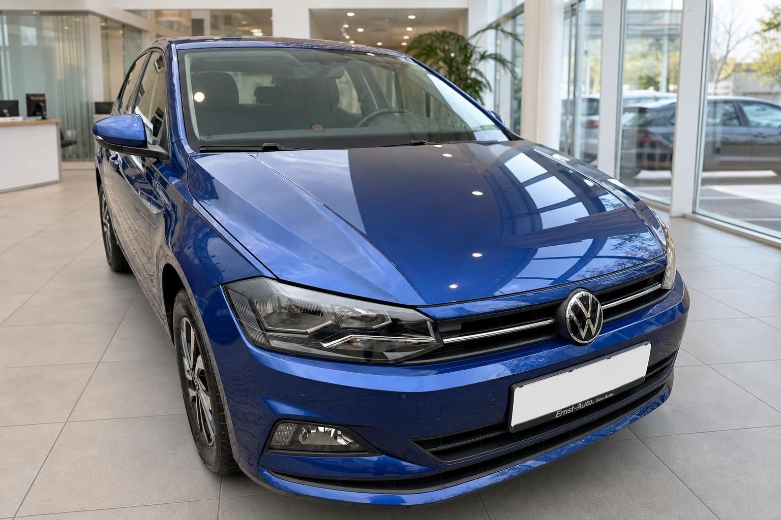 VW Polo blau Frontansicht im Autohaus – gepflegter Kleinwagen kaufen