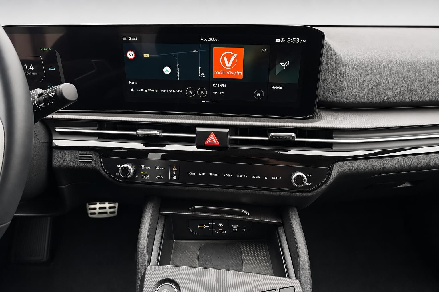 Cockpit mit Touchscreen, Navigation und Klimabedienung im Fahrzeuginnenraum