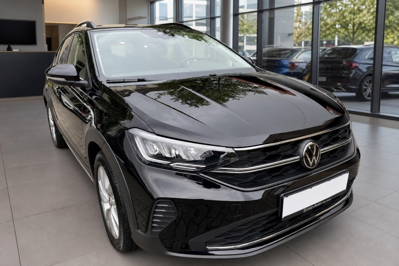 VW Volkswagen Kombi schwarz Frontansicht im Autohaus – gepflegter Gebrauchtwagen