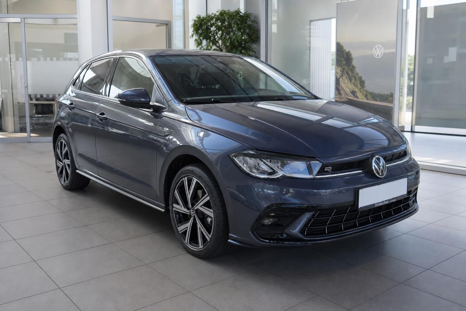 VW Polo R-Line grau metallic Frontansicht schräg links im Autohaus Showroom