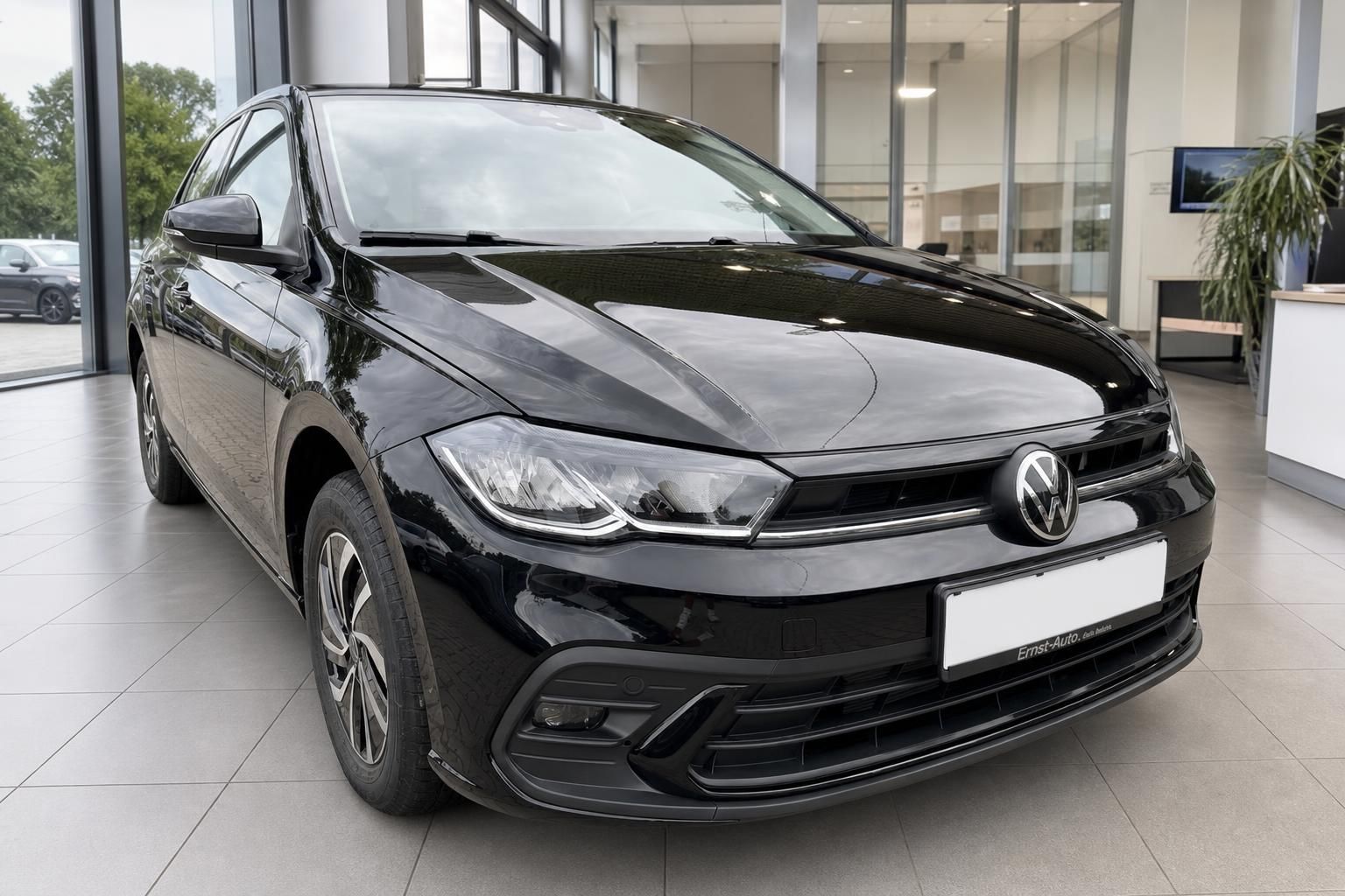 VW Polo schwarz Frontansicht im Autohaus – gepflegter Kompaktwagen in tiefschwarz