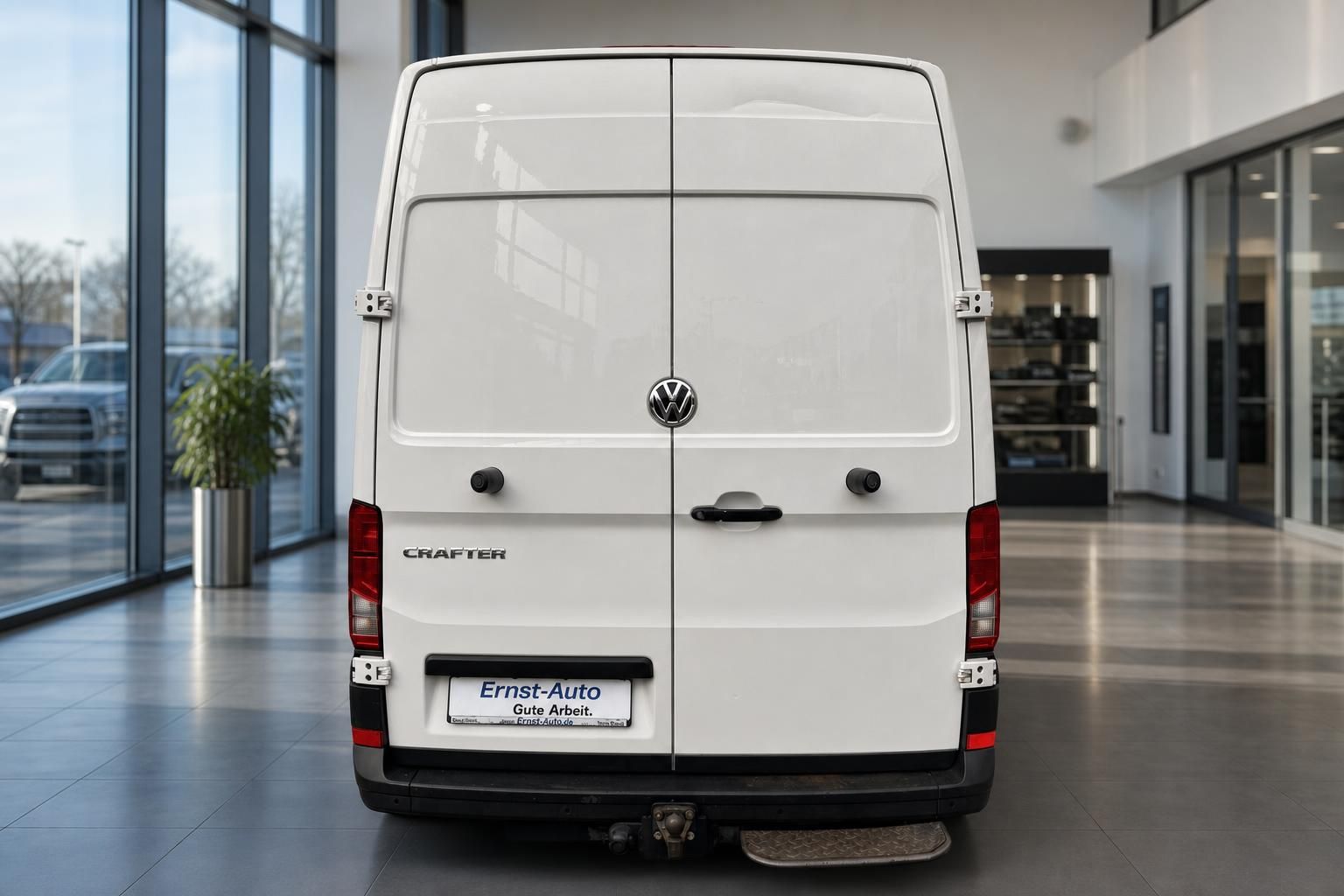 VW Crafter Kastenwagen weiß Heckansicht im Autohaus mit Hochdach und Anhängerkupplung