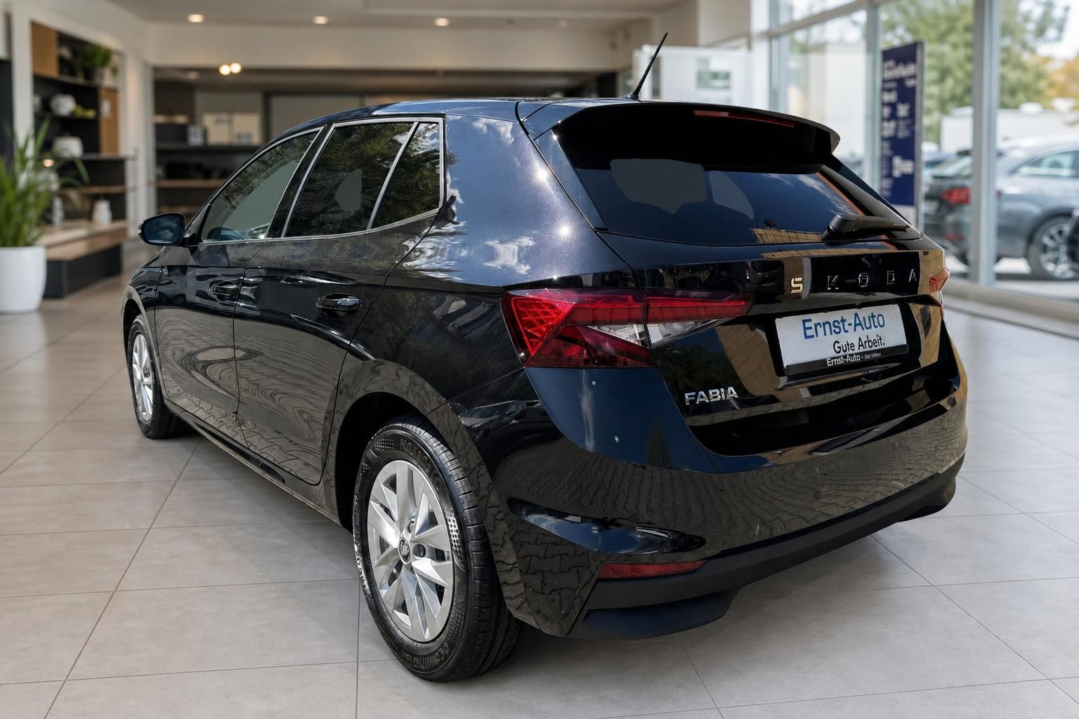 Skoda Fabia Hatchback dunkelblau – Heckansicht im Autohaus, gepflegter Gebrauchtwagen