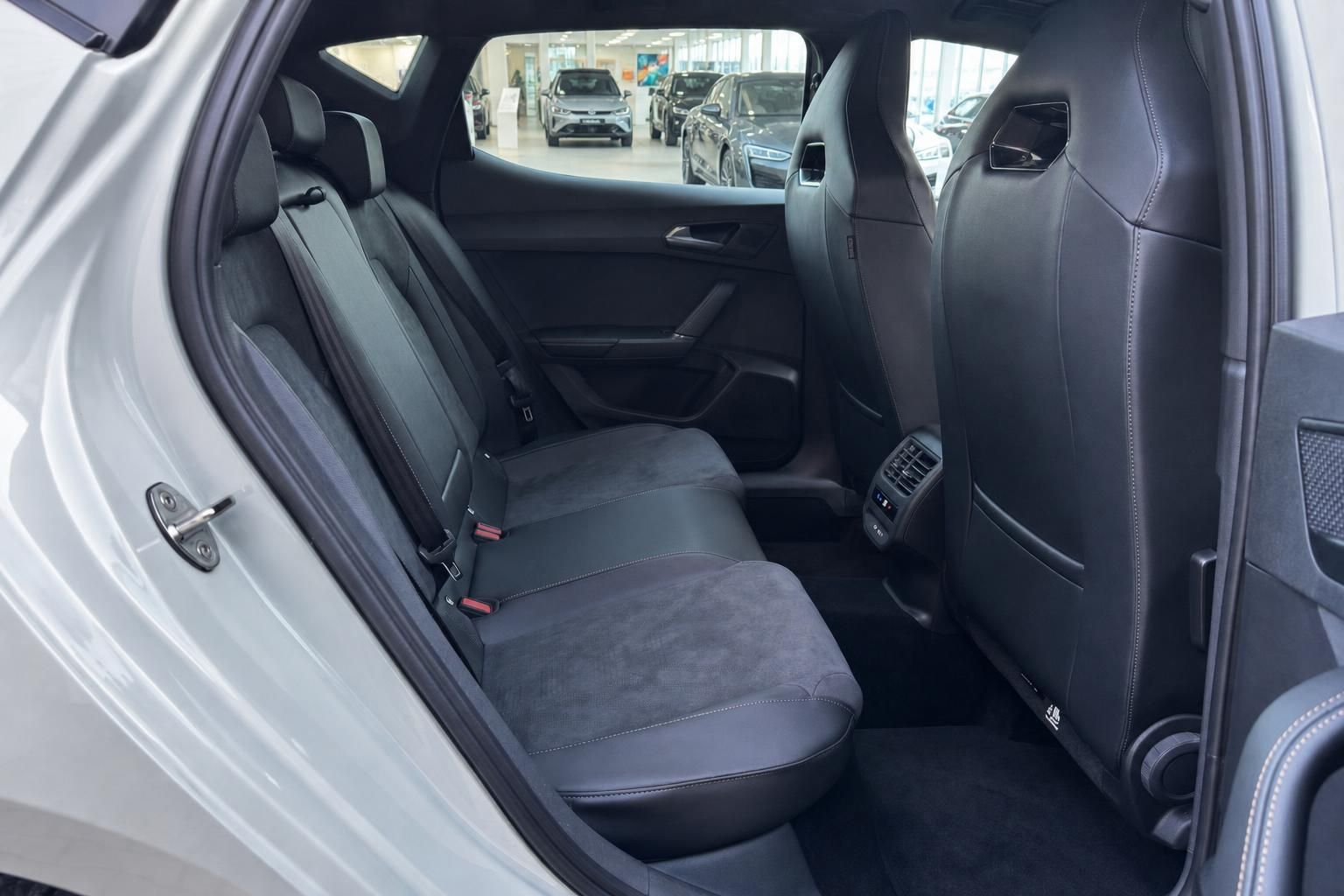 Fahrzeug Innenraum Rücksitzbank mit schwarzem Leder- und Alcantara-Bezug im Autohaus