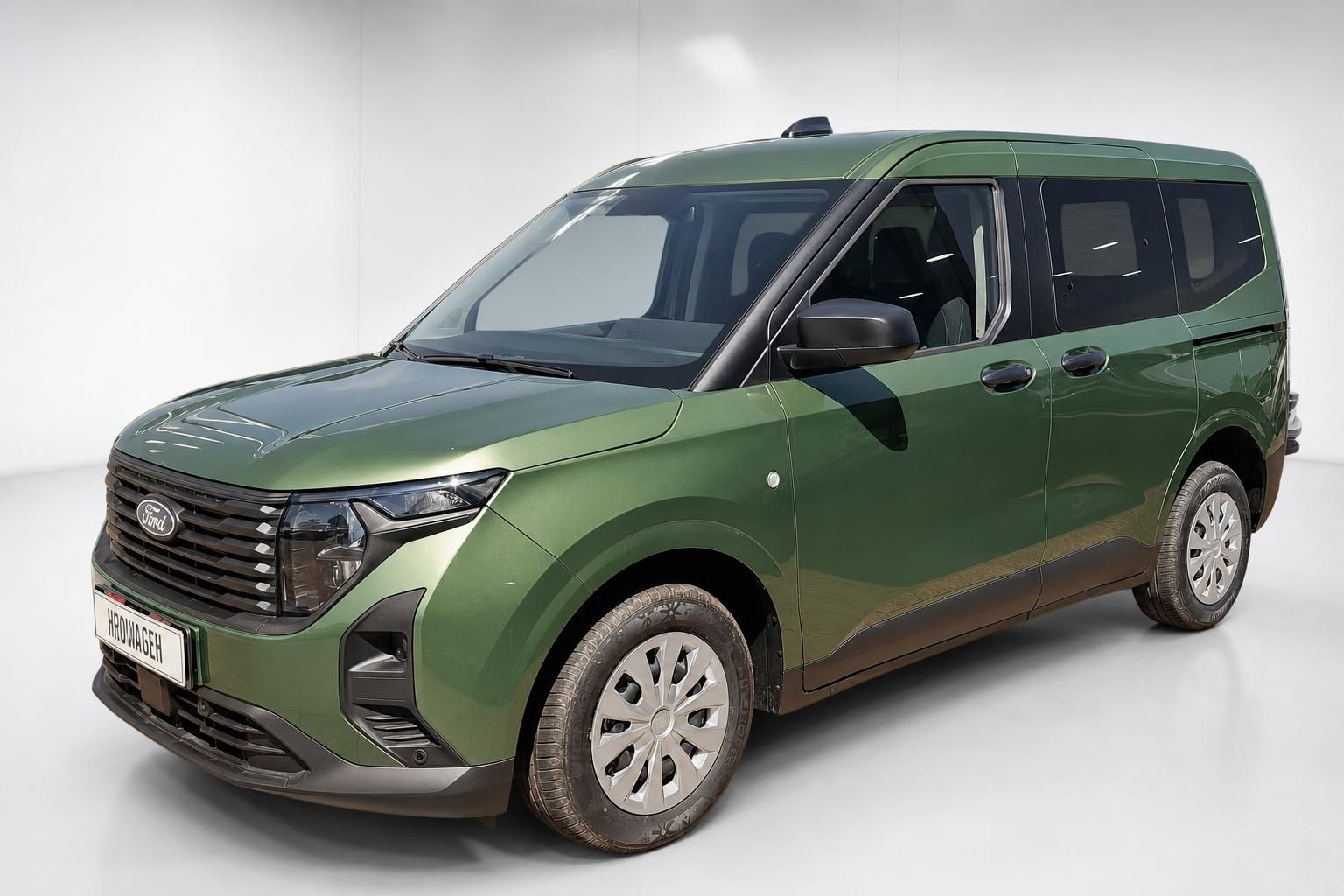 Ford Van in Gruen metallic, Frontansicht seitlich im Studio fotografiert