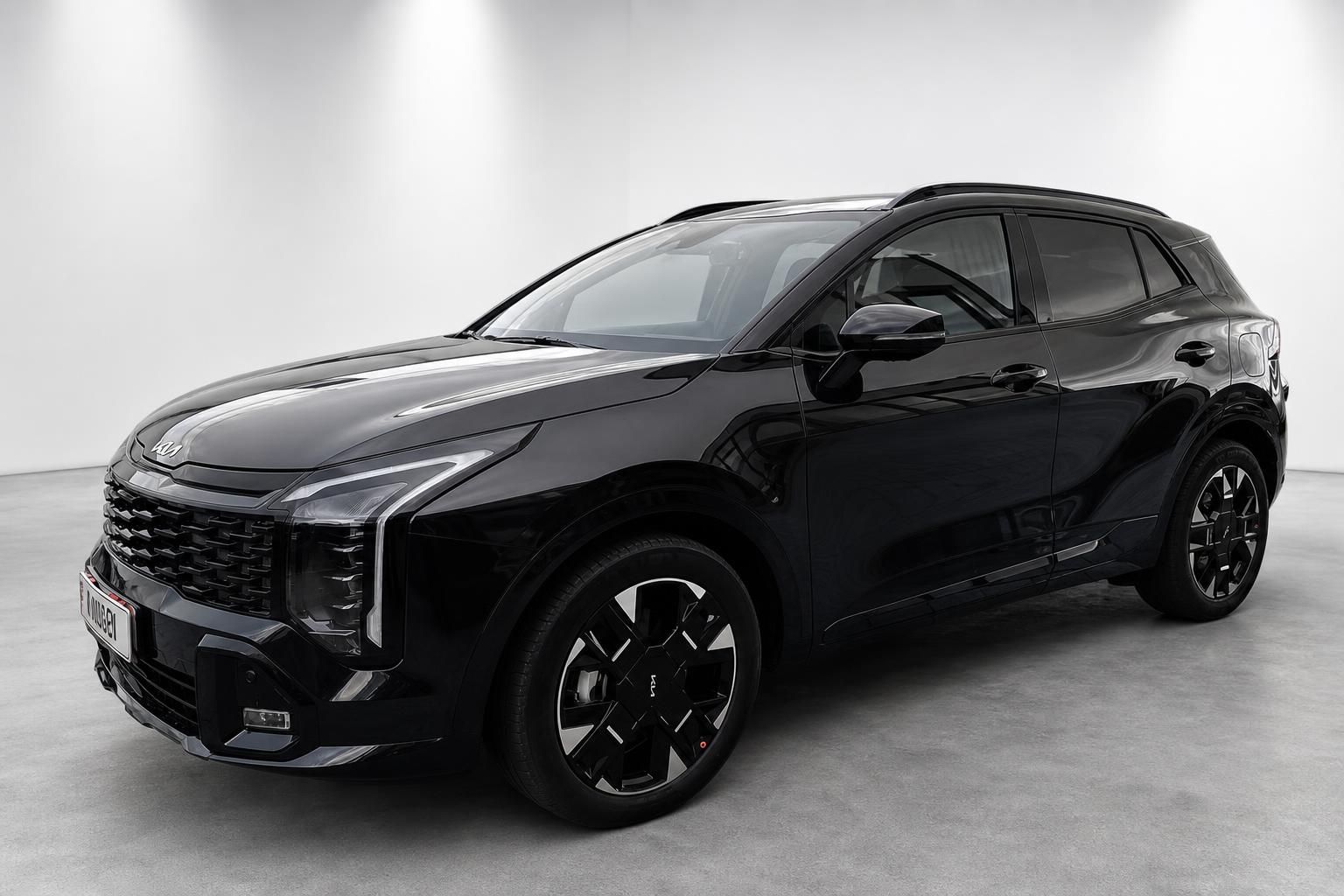 Schwarzer Kia SUV in Studioumgebung, Seitenansicht mit Felgen