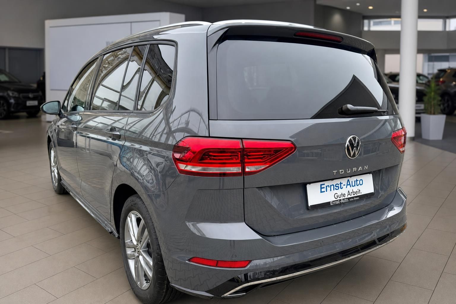 VW Touran grau Heckansicht im Autohaus – gepflegter Gebrauchtwagen zu verkaufen