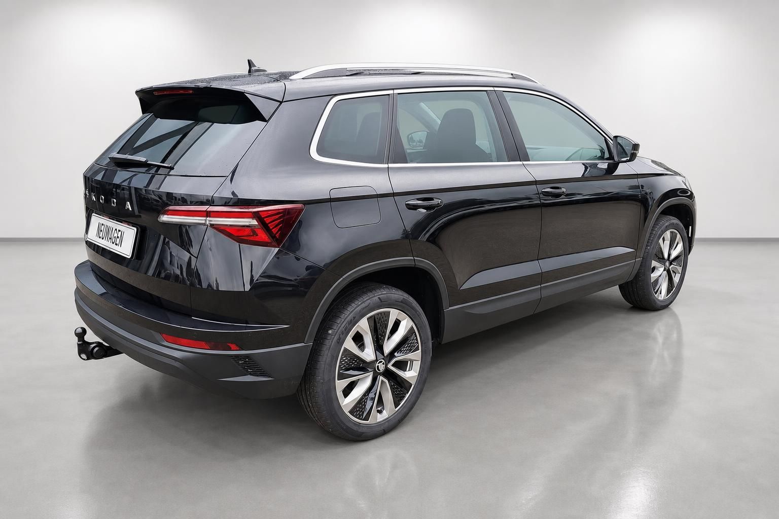 Skoda Karoq schwarz Heckansicht mit Anhaengerkupplung im Studio