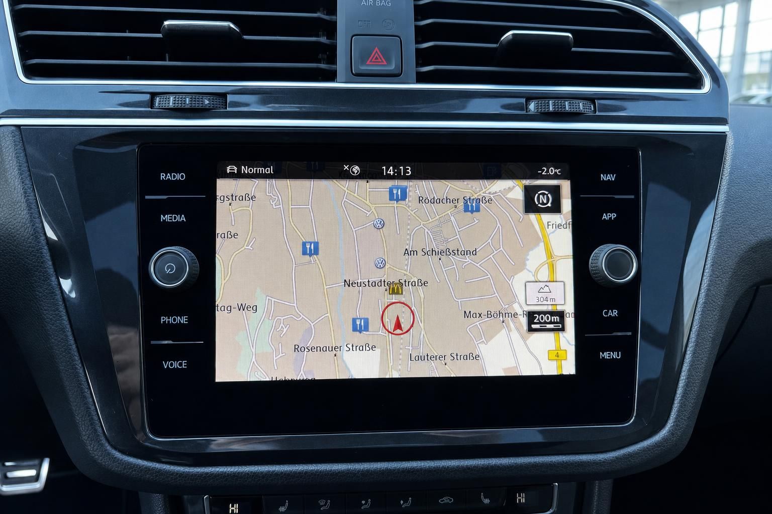 VW Tiguan Infotainment-System mit Navigationskarte und Touchscreen-Display im Innenraum