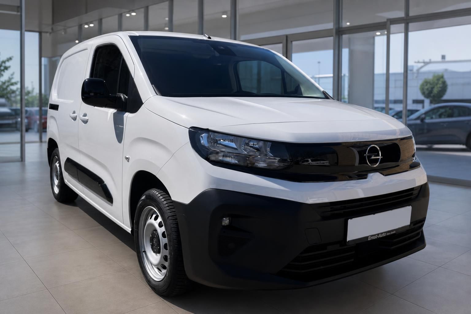 Weißer Opel Transporter Frontansicht mit LED-Scheinwerfern - moderner Kastenwagen für den Gewerbeeinsatz
