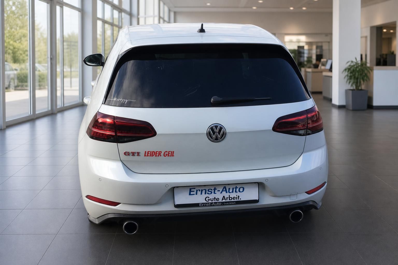VW Golf GTI weiss Heckansicht im Autohaus – Spoiler, LED-Rueckleuchten, Doppelendrohr