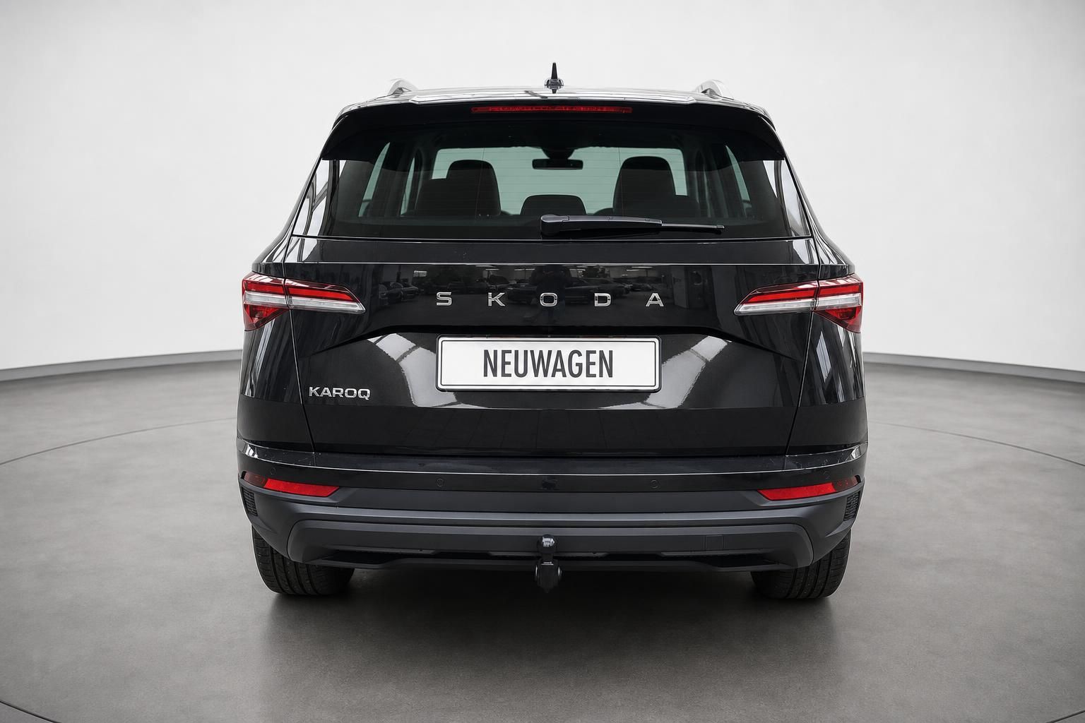 Skoda Karoq schwarz Heckansicht Neuwagen mit Anhaengerkupplung im Studio