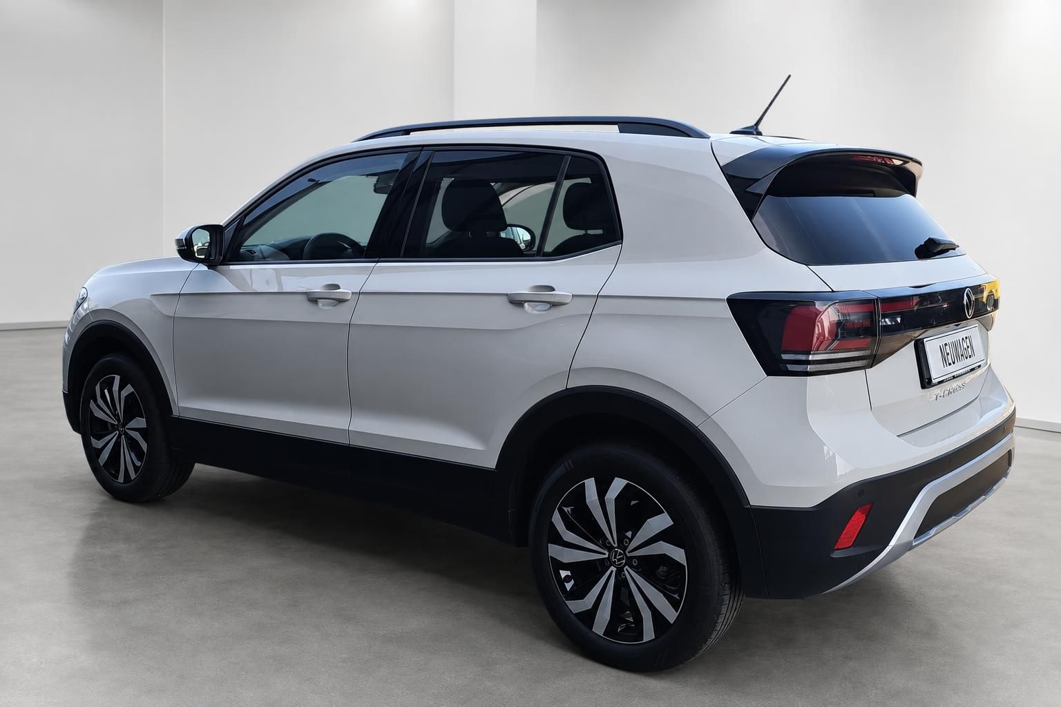 VW T-Cross weiß, Seitenansicht hinten in Showroom-Studio