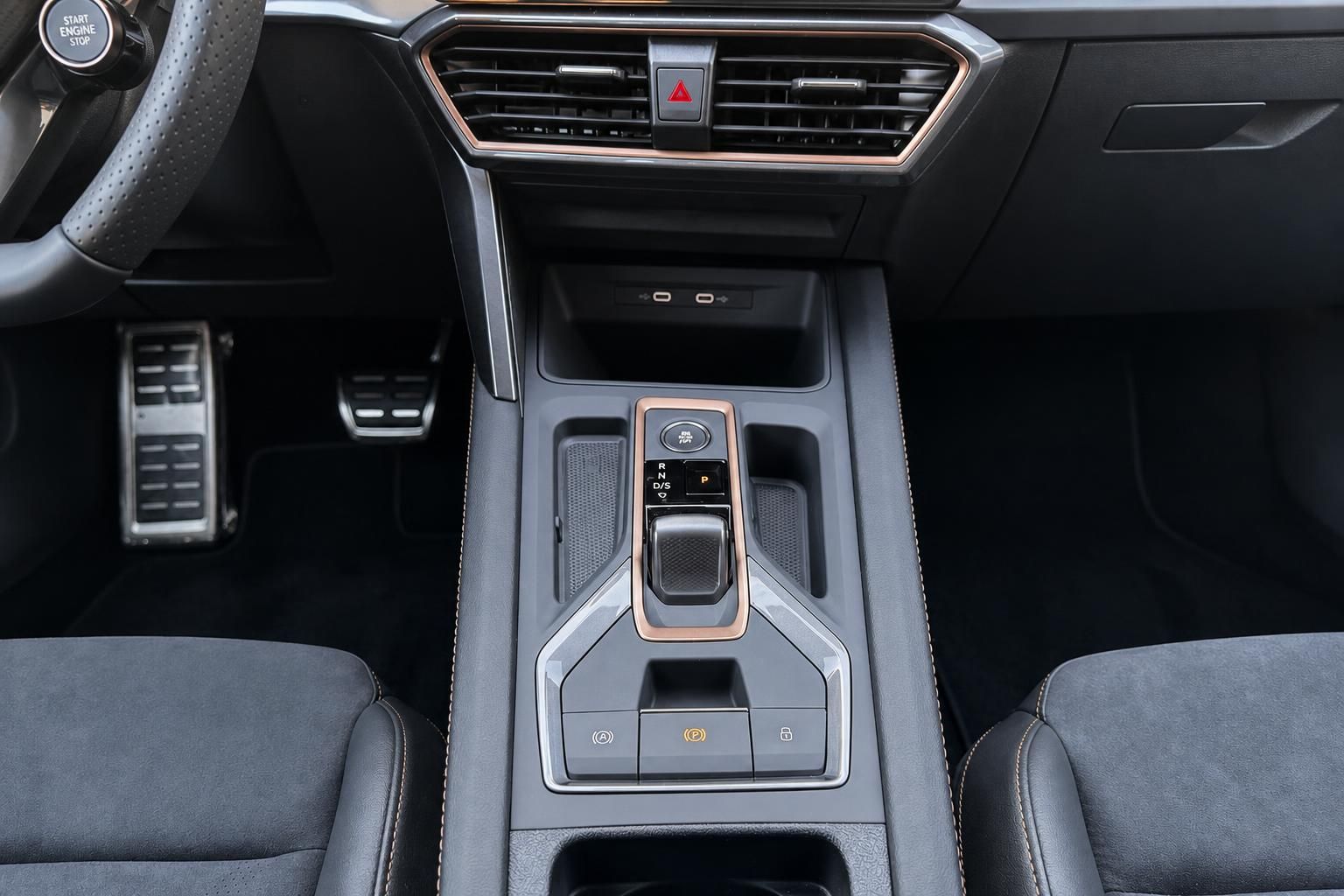 Fahrzeug Innenraum Mittelkonsole mit Automatikgetriebe, Lenkrad und Pedale in modernem Design