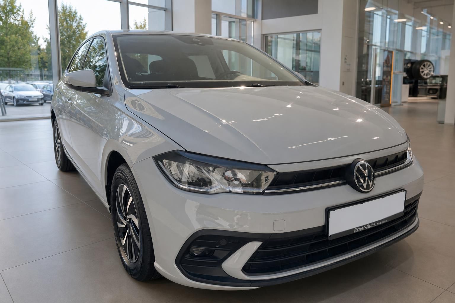 VW Polo weiss Frontansicht im Autohaus – gepflegter Kleinwagen mit modernem Design
