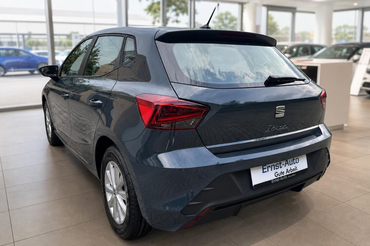 SEAT Ibiza grau Heckansicht im Autohaus – kompakter Kleinwagen mit LED-Rückleuchten