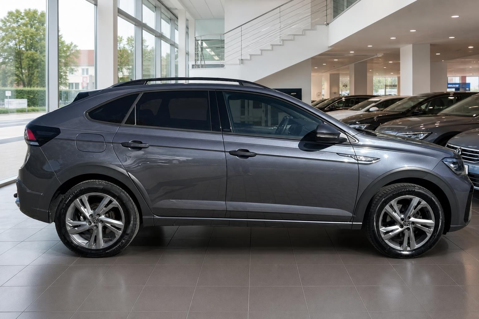 VW Tiguan Allspace grau Seitenansicht im Autohaus – SUV mit Alufelgen und schwarzem Dach