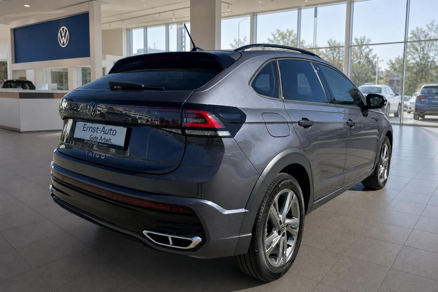 VW Taigo grau metallic Heckansicht im Autohaus – sportliches SUV-Coupé