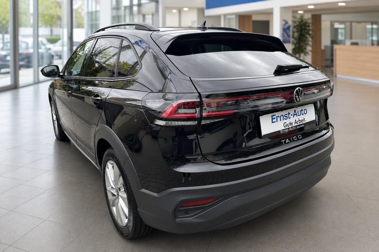 VW Taigo schwarz Heckansicht im Autohaus – kompakter SUV-Coupé von Volkswagen