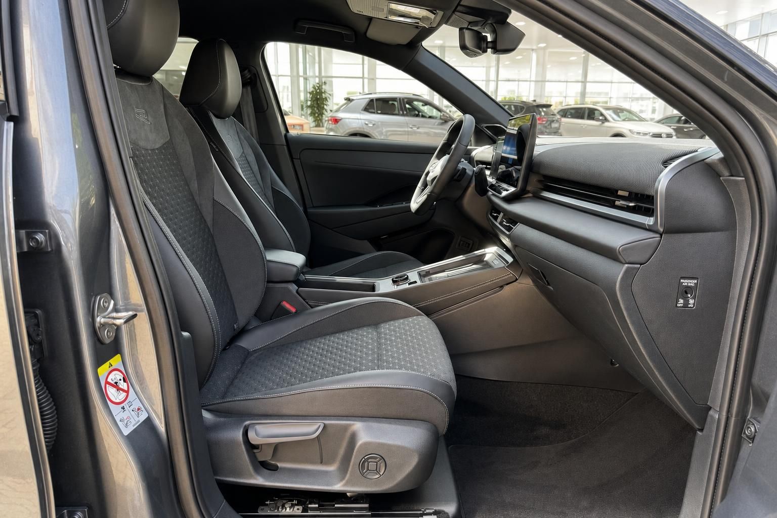 Fahrzeug Innenraum Vordersitze schwarz Alcantara Leder Cockpit Mittelkonsole Autohaus