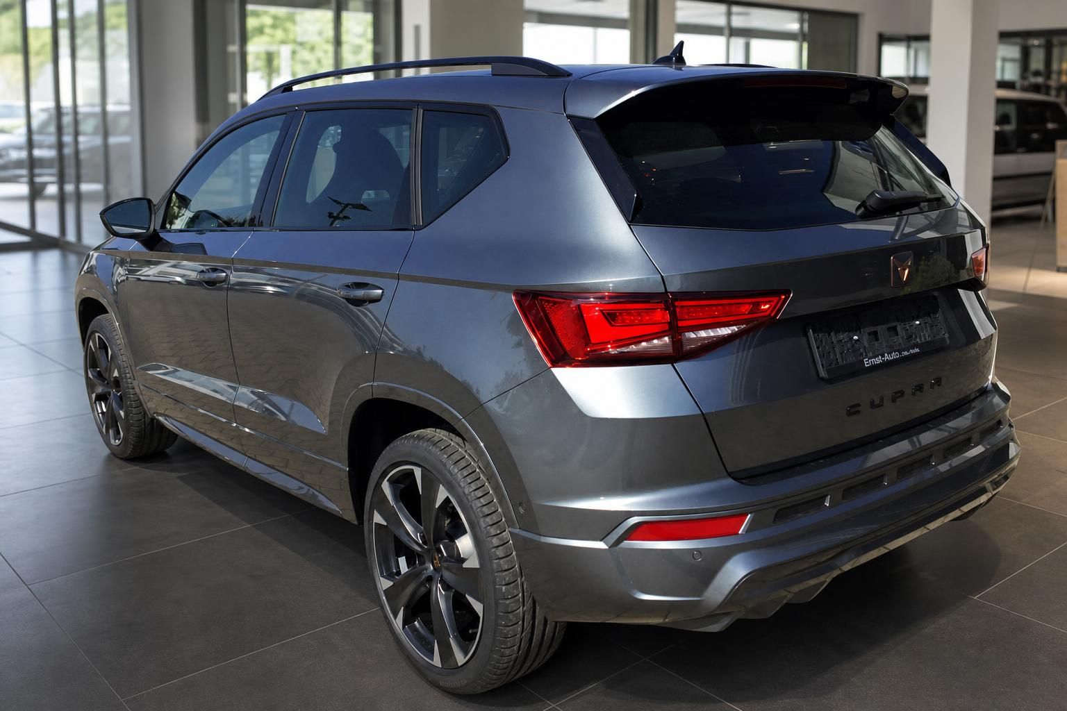 CUPRA Ateca grau metallic Heckansicht im Autohaus – SUV mit LED-Rückleuchten und Sportfelgen