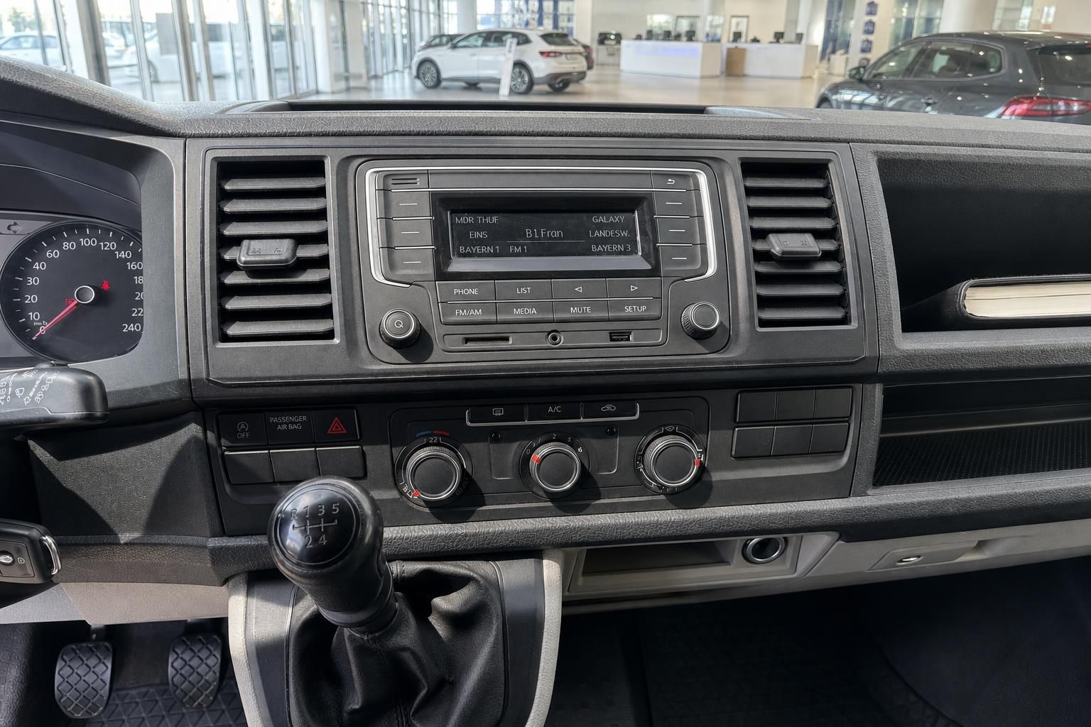 VW Transporter Innenraum – Armaturenbrett mit Radio, Klimaanlage und Schaltgetriebe