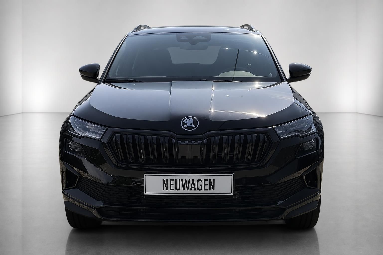 Skoda SUV in Schwarz, Frontansicht mit Kuehlergrill und LED-Scheinwerfern