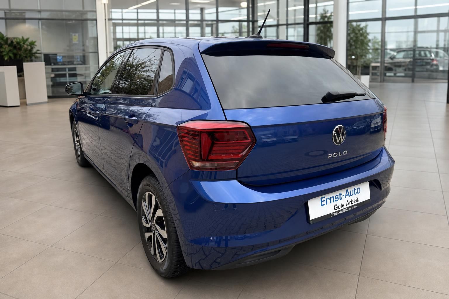 VW Polo blau Heckansicht im Autohaus – gepflegter Kleinwagen mit LED-Rückleuchten