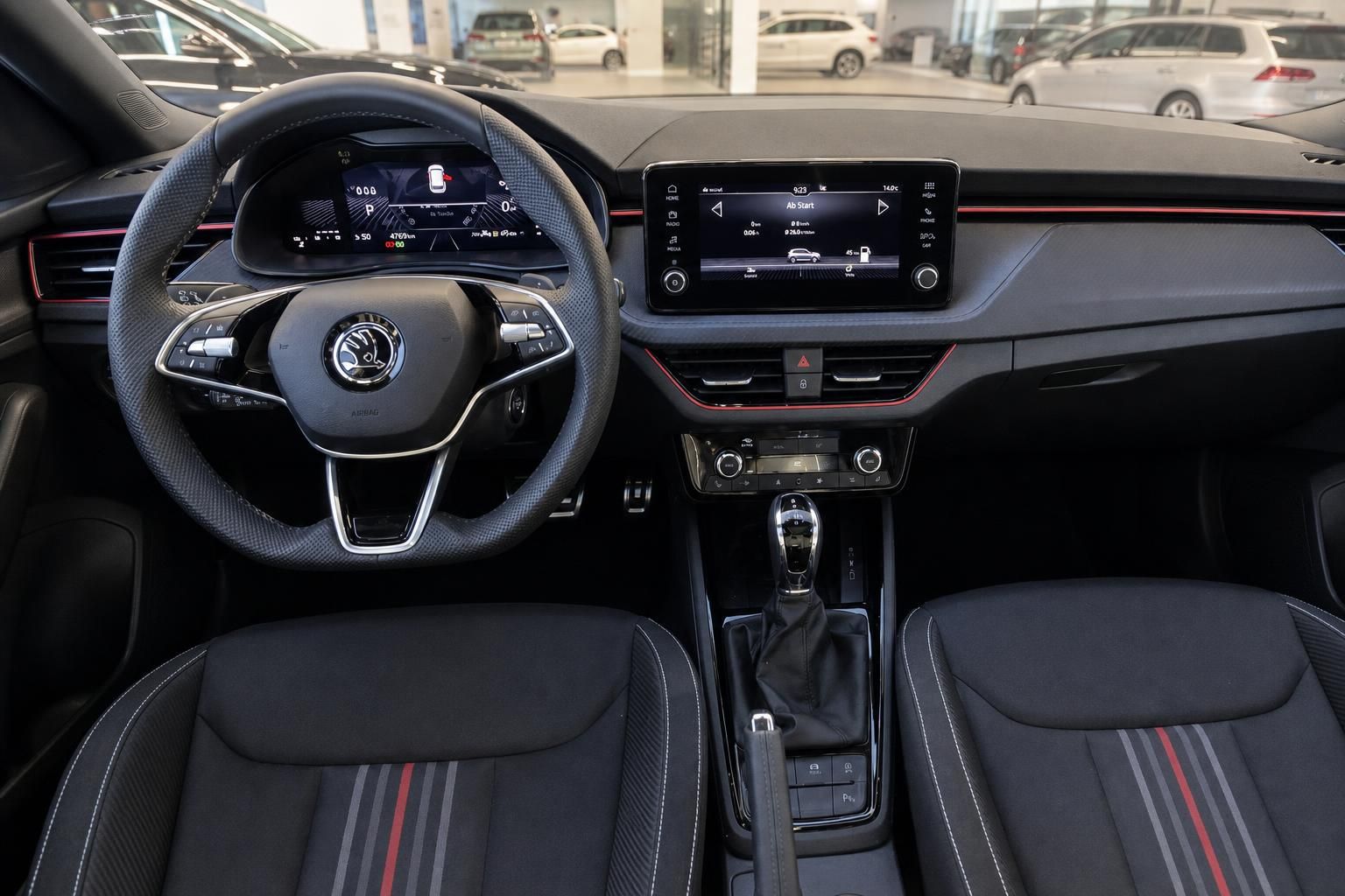 Škoda Innenraum Cockpit mit Lenkrad, Digitalinstrumenten und Touchscreen-Infotainment