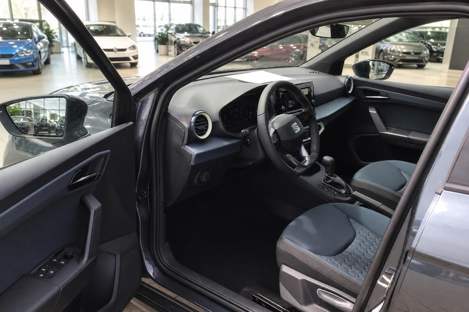 SEAT SUV Innenraum mit geöffneter Fahrertür, schwarze Sitze und Cockpit-Ansicht