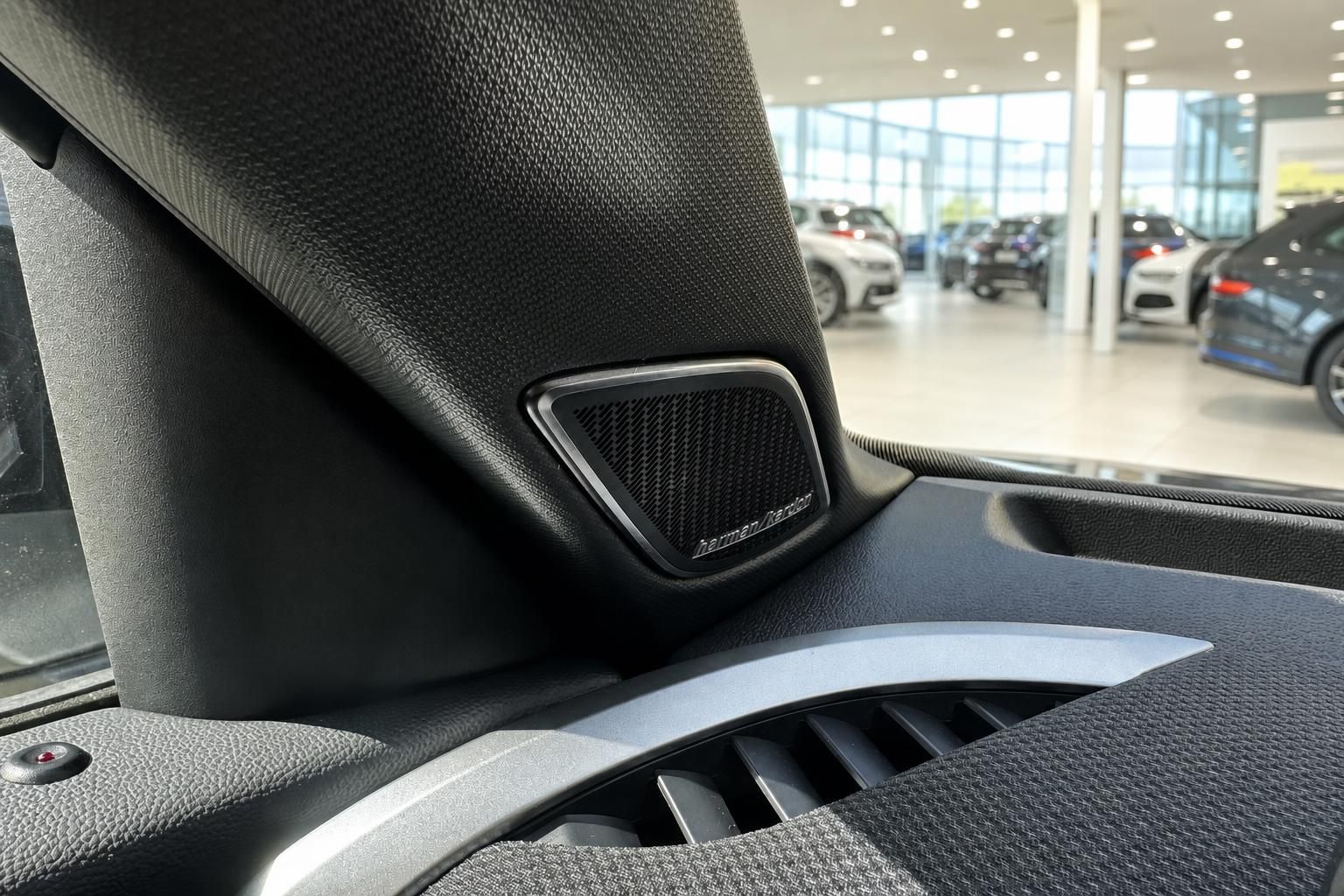 Harman Kardon Lautsprecher im Fahrzeuginnenraum – hochwertiges Soundsystem im Pkw