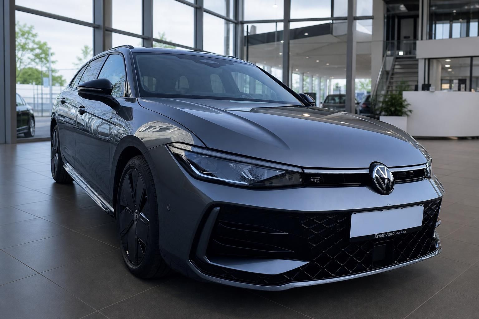 VW Passat Variant R-Line grau Frontansicht im Autohaus – gepflegter Kombi mit schwarzen Felgen